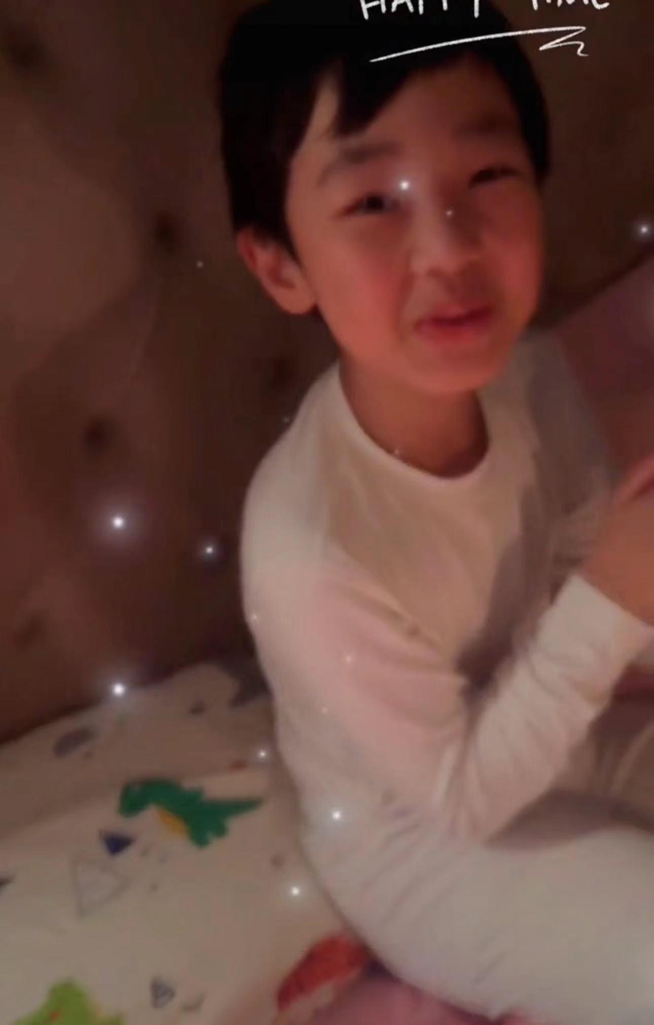 朱桢|朱桢为爱妻庆生!老婆穿睡衣素颜仍貌美动人,儿子像妈五官似混血!