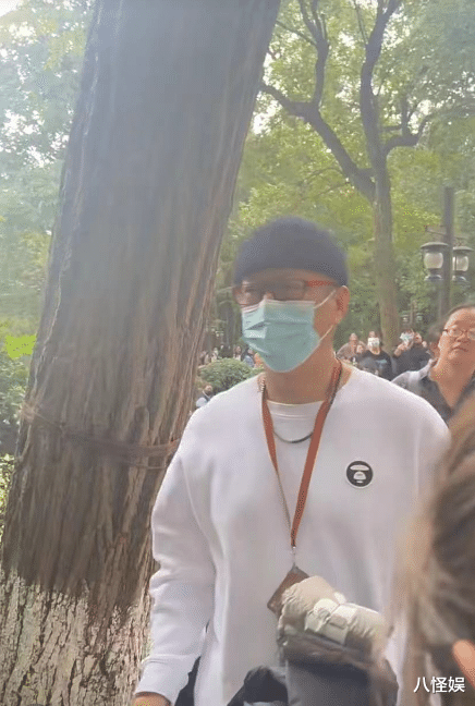 偶遇53岁孙红雷,眉毛快掉光苍老认不出,老婆全素颜陪伴超接地气