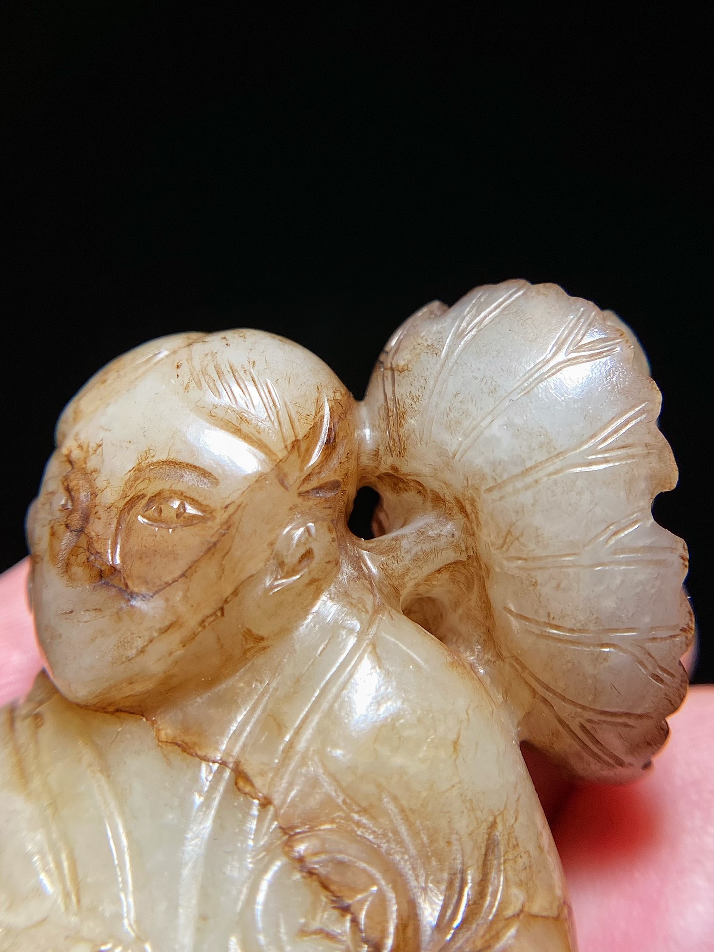 宋 和田玉籽料 白玉沁色 持莲童子 把件挂件