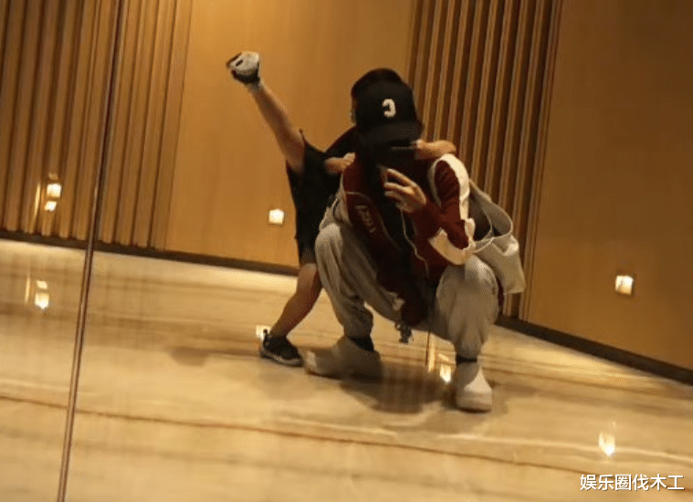 赵丽颖首晒与儿合照,想想玩劈叉超粘人,文案伤感疑放不下前夫