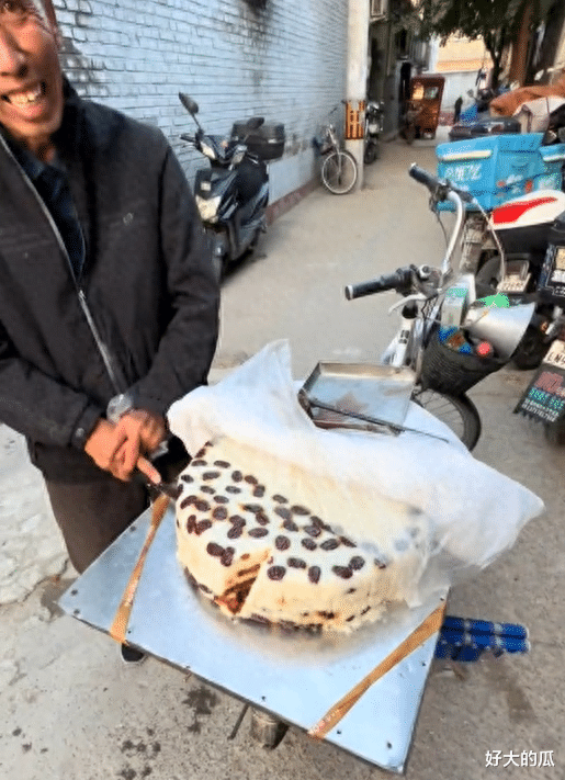 切糕大爷火了！网友：他一刀下去，我都准备贷款了