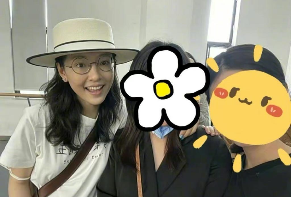 吴倩|吴倩带女儿外出聚餐,纯素颜配大红棉裤超接地气,开心逗娃好有爱