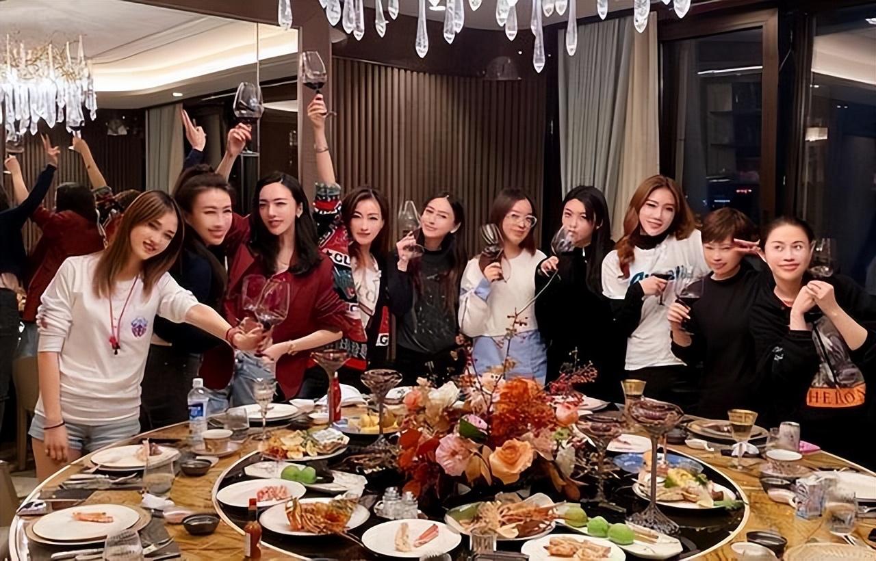 阿凡达2|一张照片,扯掉了“京圈贵妇”的遮羞布...