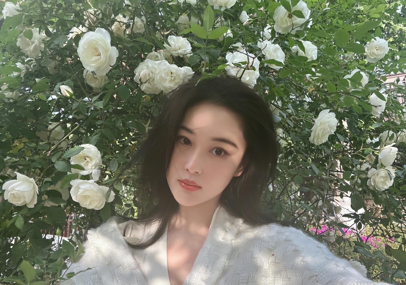 张馨予|张馨予在自家花园里拍照，老公视角下穿睡袍出镜，完美演绎人比花娇