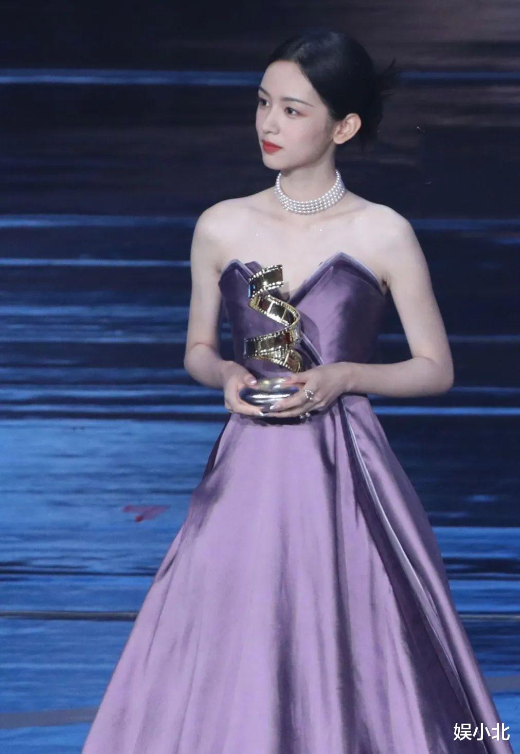 陈都灵|当陈都灵与周也一前一后出席红毯,我才彻底明白,什么叫顶级骨相