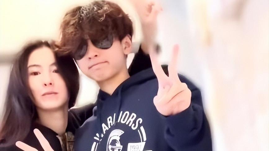 张柏芝晒两个大儿子亲密合影：Lucas被妈妈搂着，Quintus耍酷拍照