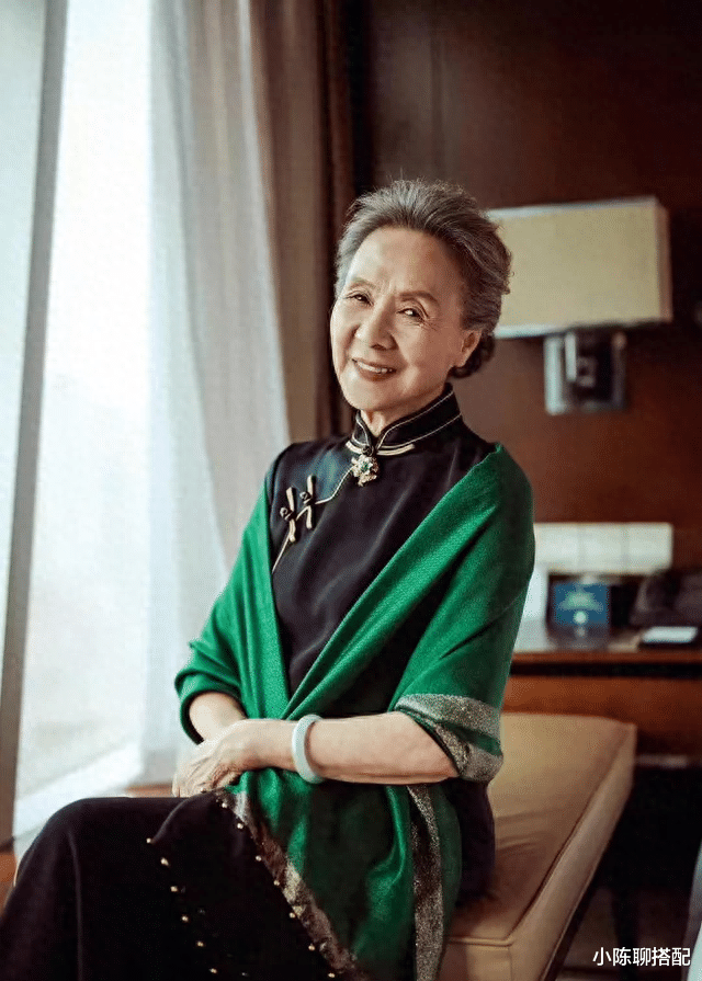 看了这些白发奶奶,才明白:女人上了年纪,真就是体态决定气质