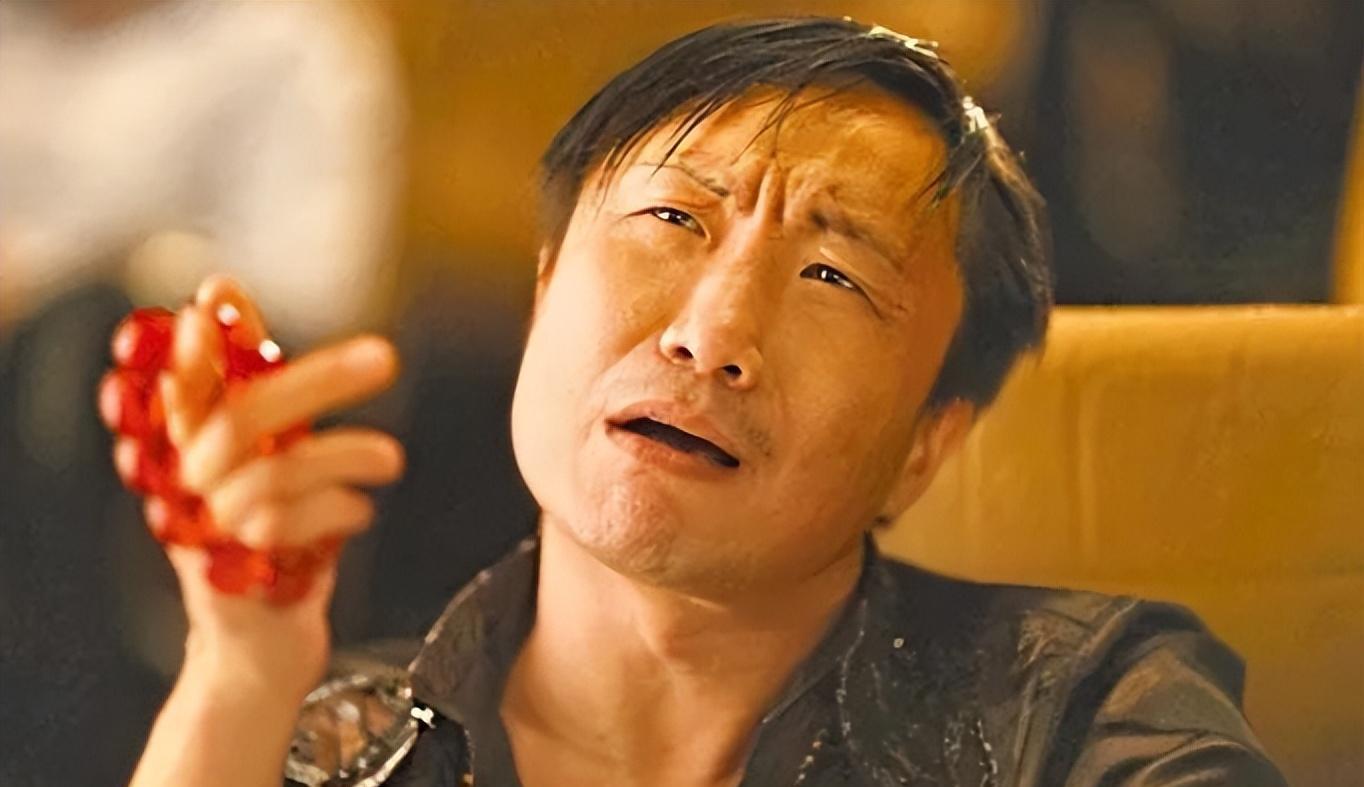 恭喜!郑中基女儿名校毕业,一家三口合影曝光,父女如复制粘贴!