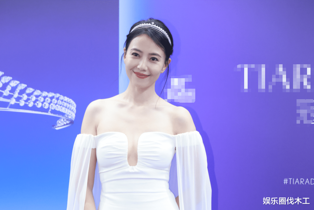 43岁董洁戴百万珠宝亮相,身材干瘪脸带苦相,与高圆圆同框差距大