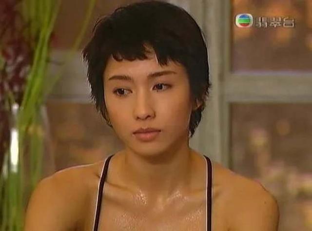 还在执著大红唇的港风妆,我有点倦了