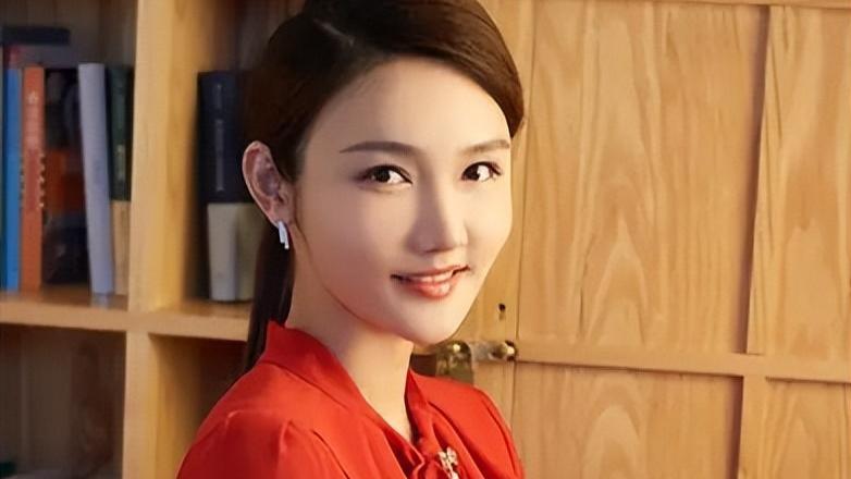 龙洋：从湖南走出的央视著名主持人，男友在雾中迷路了