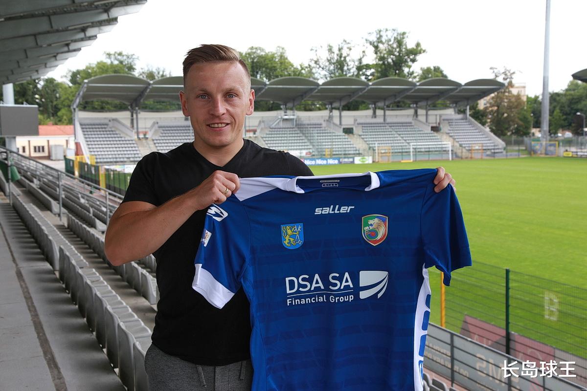 波兰队|身高1.54米!世界最矮职业球员,34岁在波兰超级联赛完成首秀