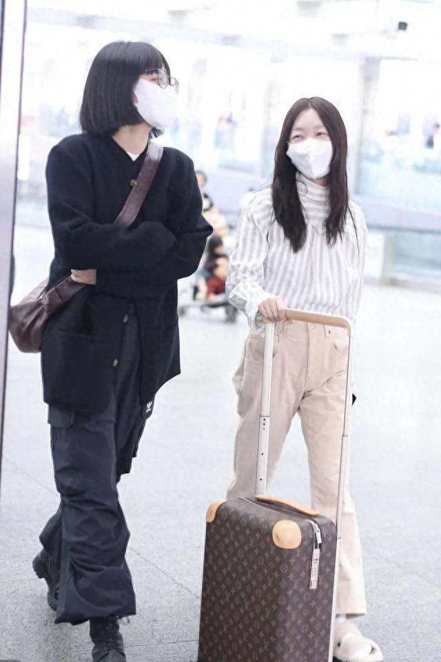 马思纯周冬雨合体走机场!30+年龄一个如高中生,一个像小学生