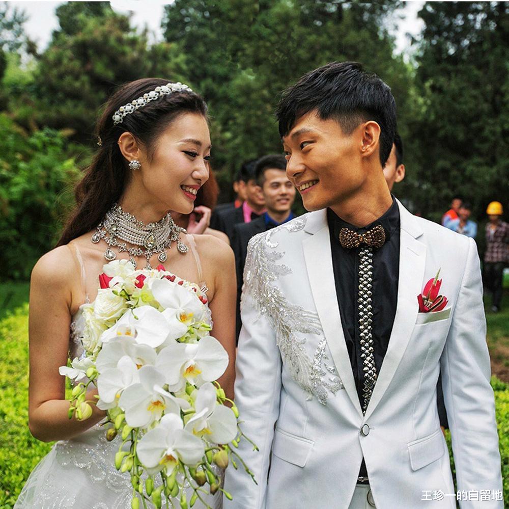 巩汉林|65岁巩汉林晒全家福引起骂声一片: 背景豪宅或过亿, 儿子留须太不孝