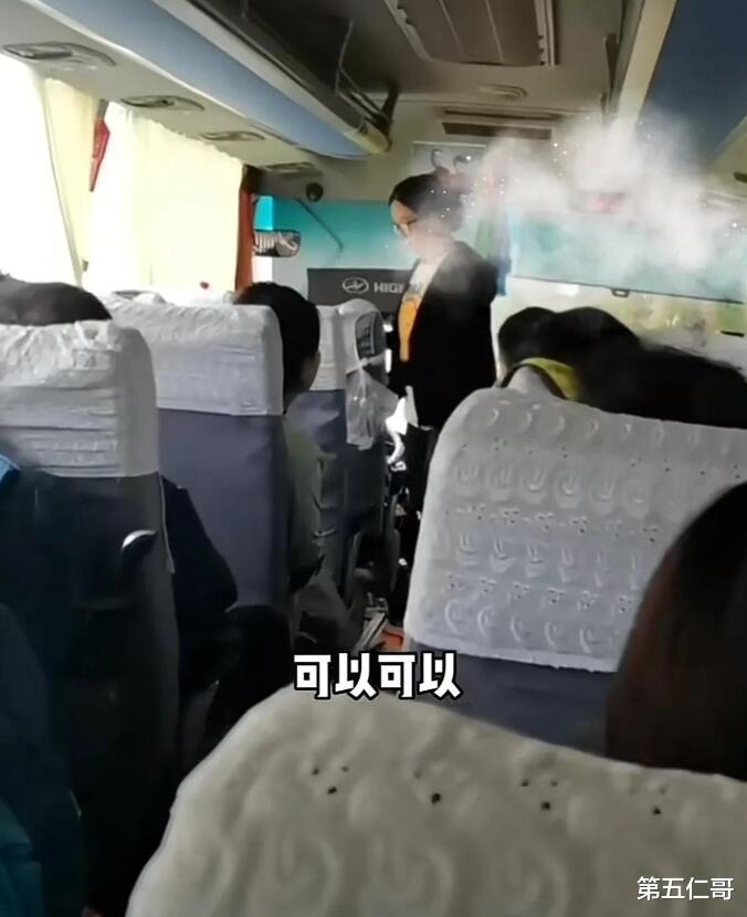 导游|女子跟团云南旅游车上睡觉被叫停，导游：影响生意，太不尊重我！