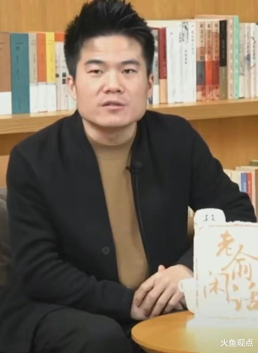 俞敏洪董宇辉再合体,董宇辉额头意外成焦点,疑似异样凸起曝隐忧