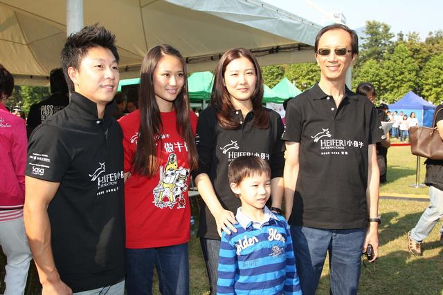 伏明霞|港媒曝伏明霞离婚,净身出户,大26岁老公梁锦松回应了