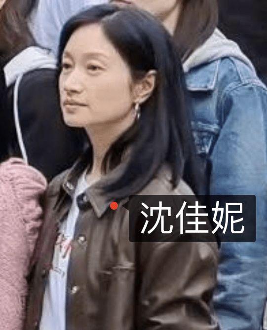 唐嫣 唐嫣参加中戏同学聚会，扎高马尾宛如少女，文章头发稀疏认不出