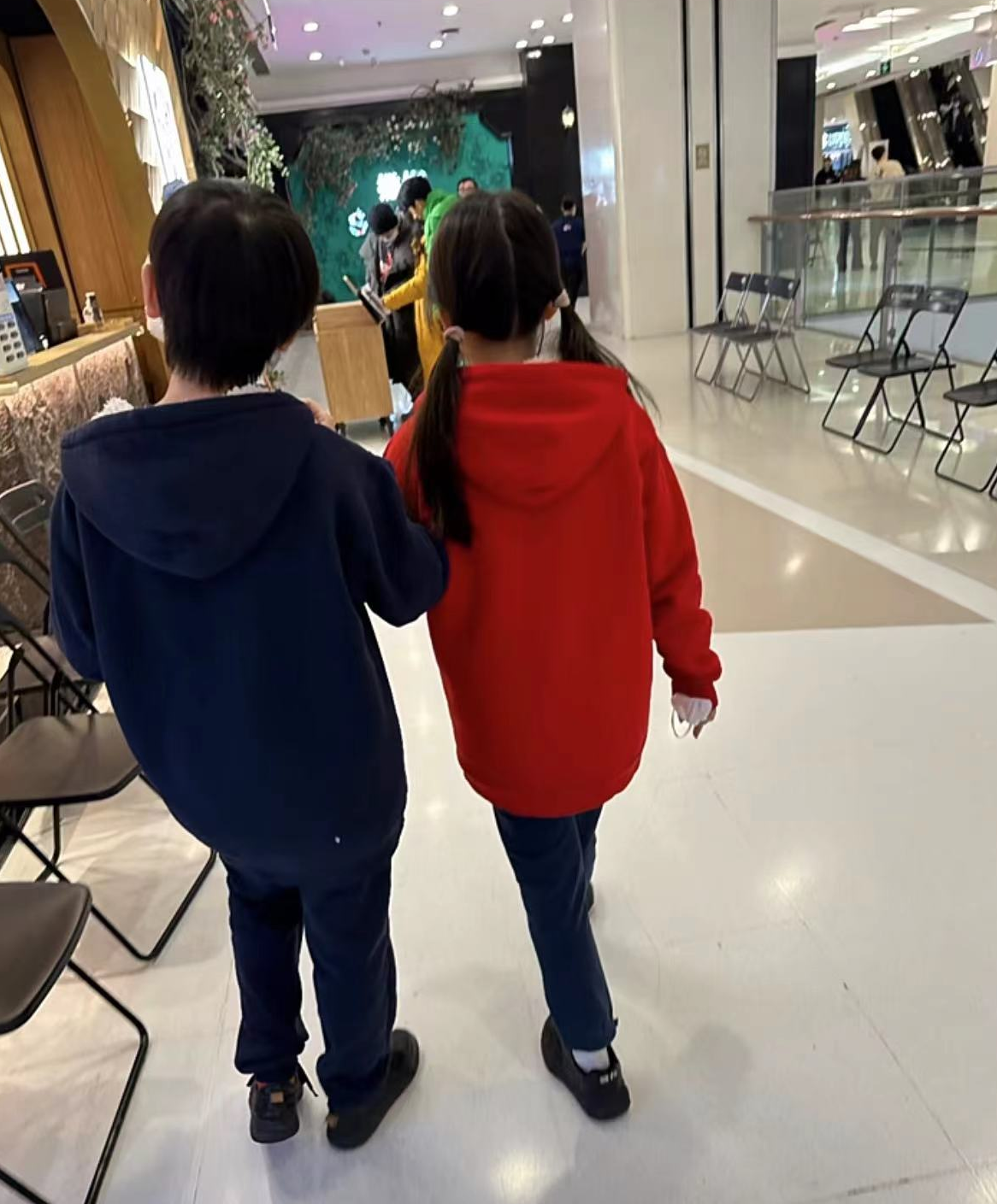 马蓉|马蓉带儿女回陕西玩,一头金发似精神小妹,和王宝强轮流带娃