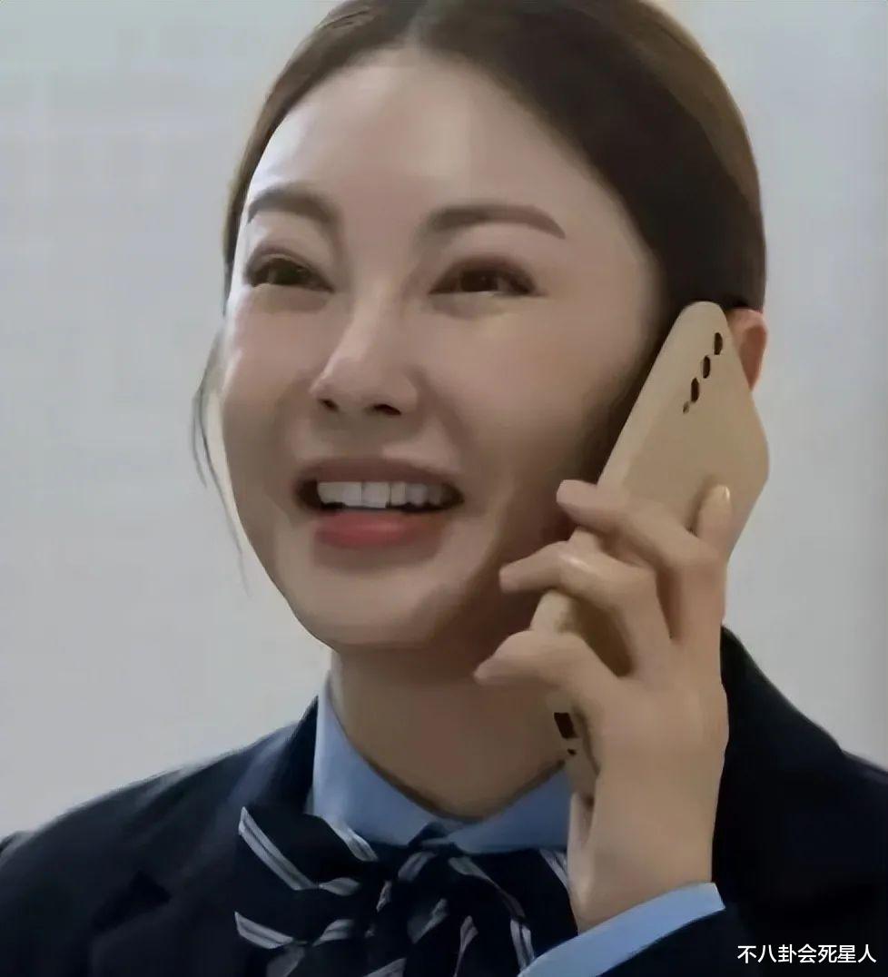 在红毯上勒出赘肉的张雨绮,把她的“中年尴尬”展现得淋漓尽致