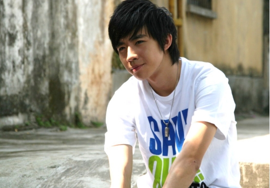 35岁俞灏明健身房被偶遇,十级美颜仍满脸疤痕,需常去医院开药