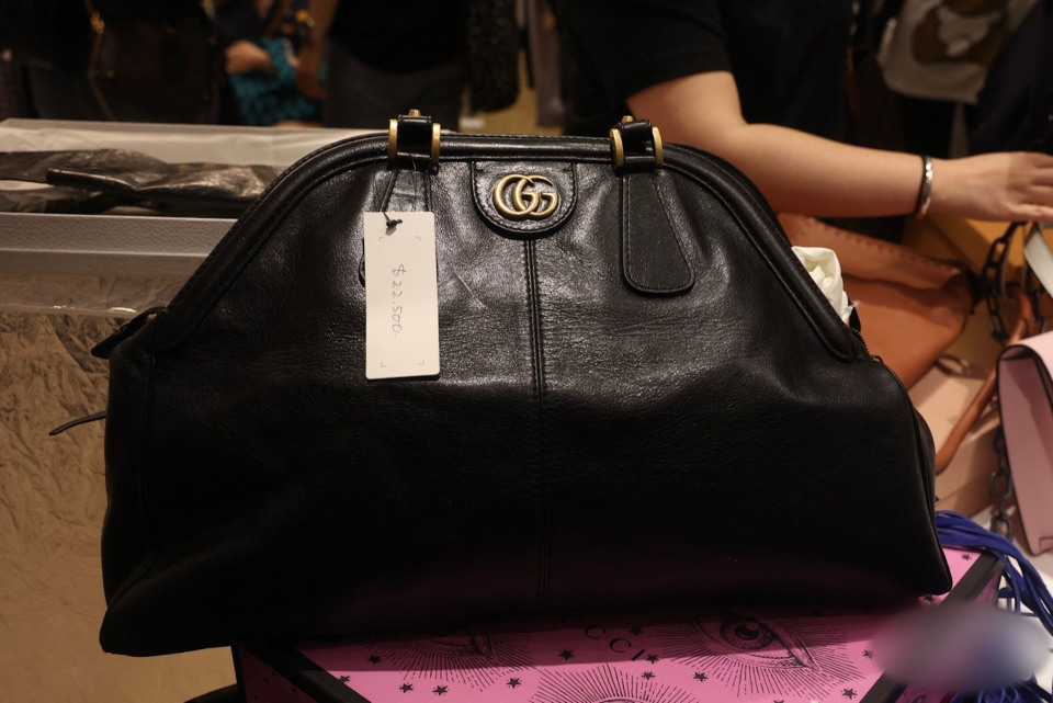 陈慧琳|陈慧琳义卖8000件二手衣物,数百人涌入疯抢,警方介入解决纠纷