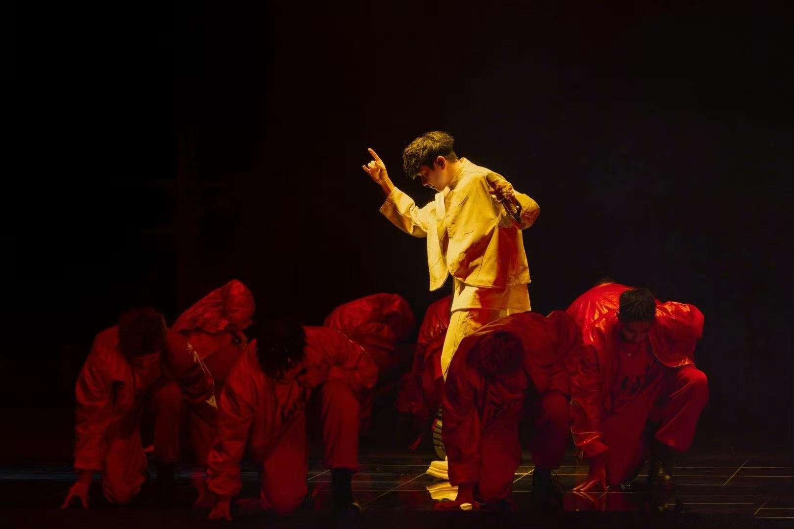 林俊杰肖战新加坡相聚，吃豪华料理同框合照，懒理争议心情大好