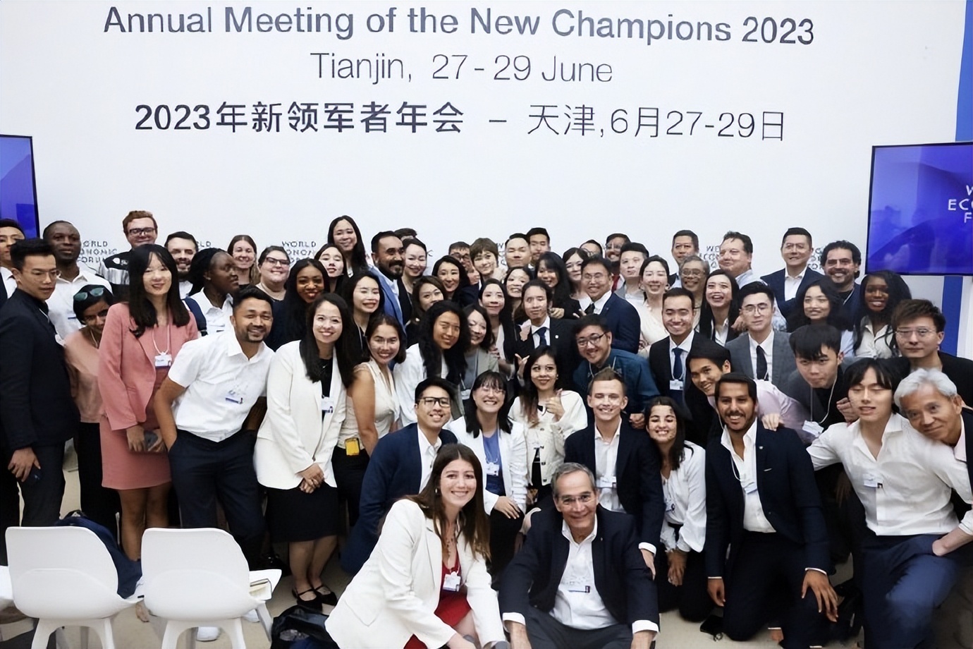 赌王千金何超欣参加活动，身边两位帅哥颜值爆表、李宇春也来了