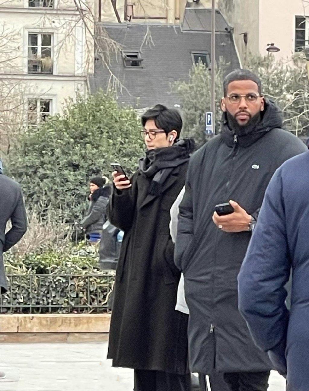 肖战|肖战回国机场图来了,眉眼间都透着被迫开工的杀气,坐等微博之夜