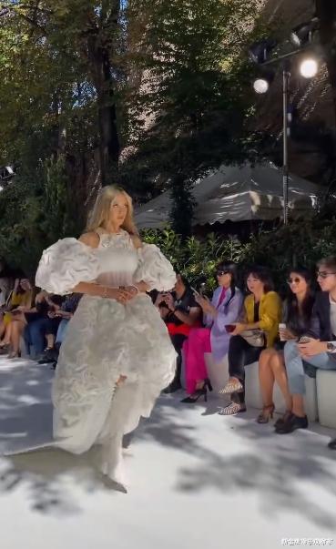 谷爱凌上T台气场一米八,跟胡兵米兰同场走秀,妈妈谷燕一脸骄傲