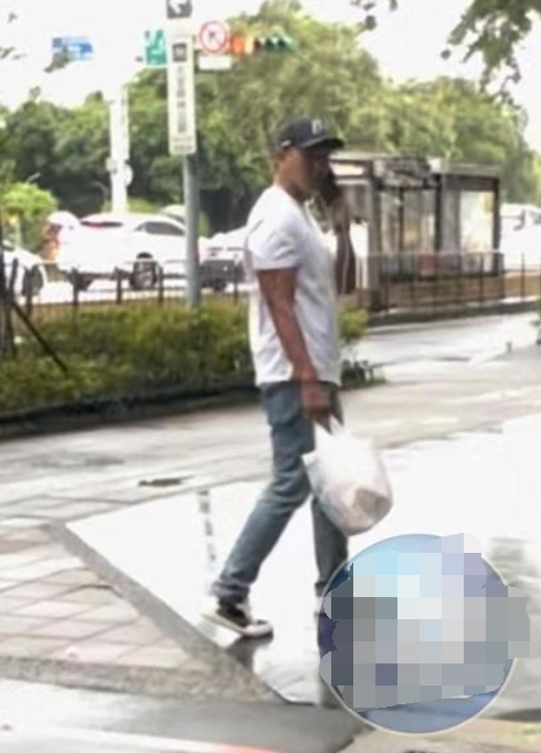 陈建州风波后首现身,出门口就四处张望,超警惕狂打手机