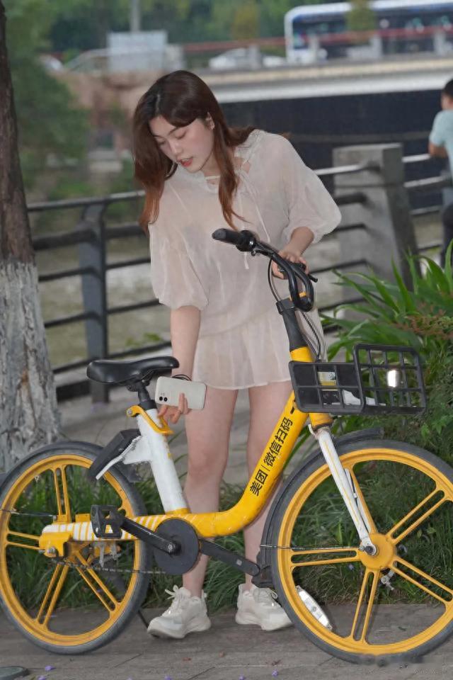 时尚街拍!俏丽妩媚的绝美姿态,火爆网络引起热议!