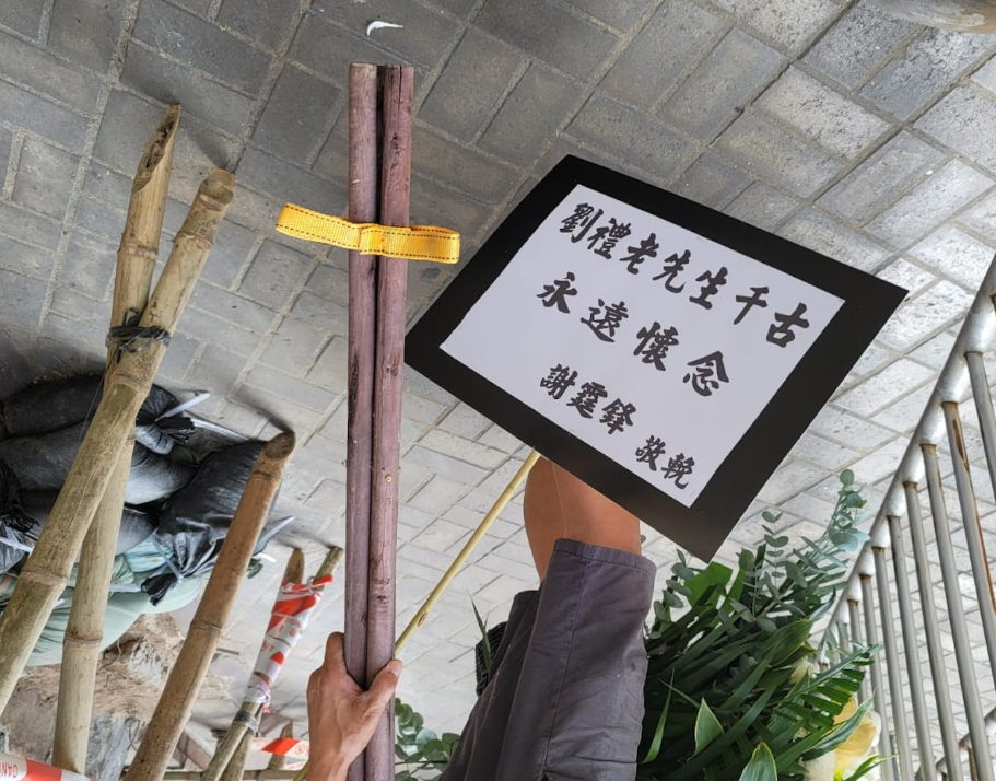 刘德华父亲葬礼，刘德华一家三口现身灵堂，紧牵妻子和女儿的手