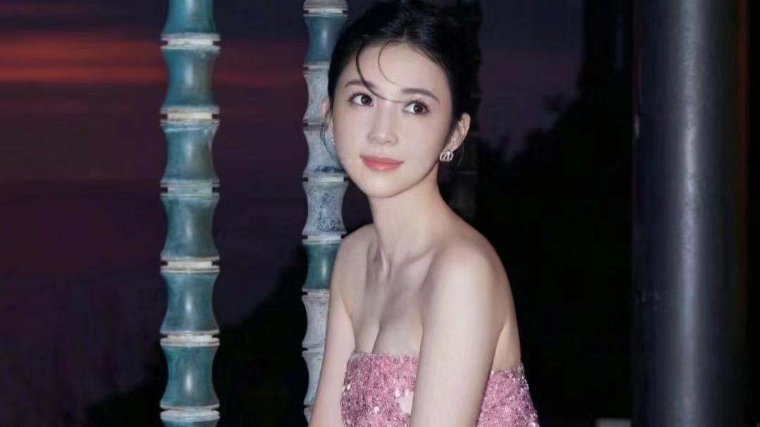 相差14岁，专科空姐凭什么拿下百亿天王？