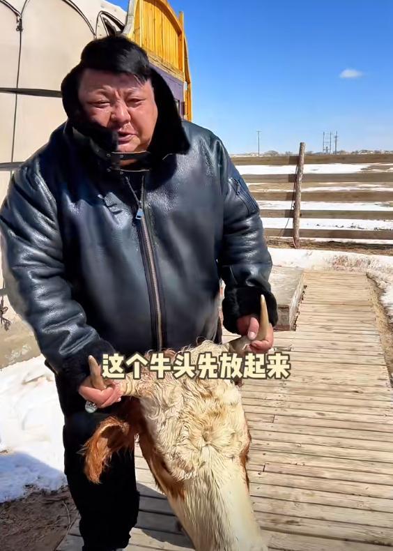 雌激素 “牛亡爷”恩克成笑话，拿12个馒头当减肥餐，网友：自欺欺人