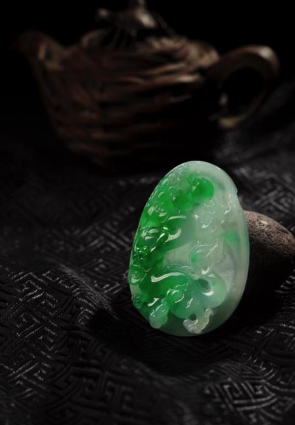 翡翠|绿肥红瘦,浮翠流丹,五彩缤纷的翡翠藏着怎样的四季风情?