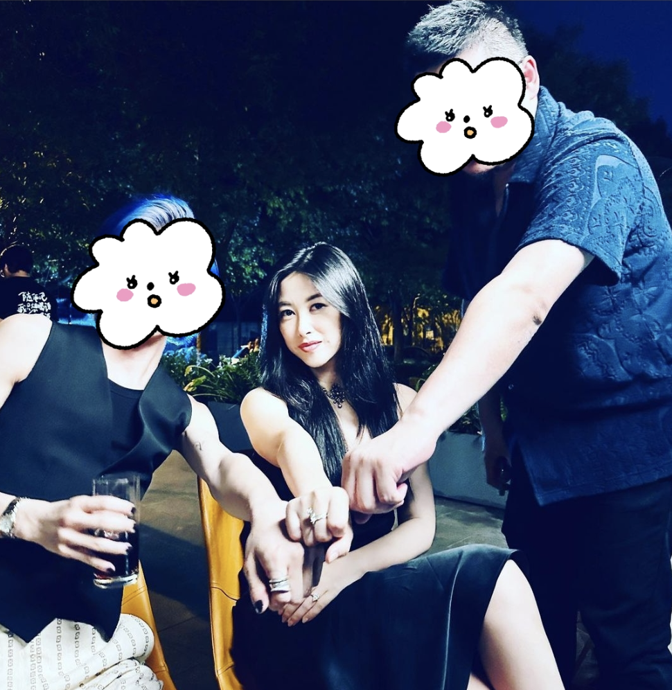 朱珠晒一家三口庆祝39岁生日,罕见与父母同框,富商老爸帅气有型