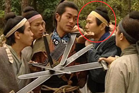 他,“刀砍黄日华,追杀周星驰,暴揍陈百祥”,太狠了!