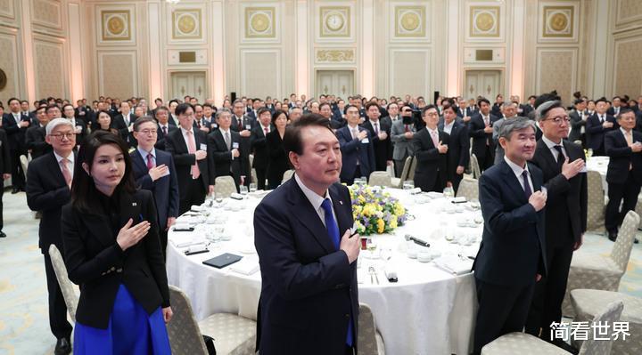 韩国 50岁韩国第一夫人罕见穿蓝裙！“整容脸”超显嫩，脖颈却是死穴