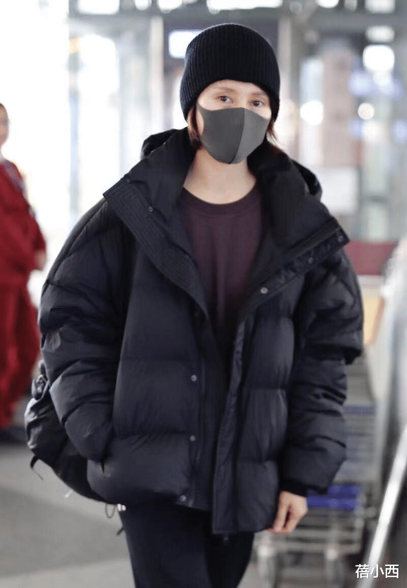 46岁袁泉真是穿搭模板!只需4件套:卫衣、羽绒服、大衣、牛仔裤