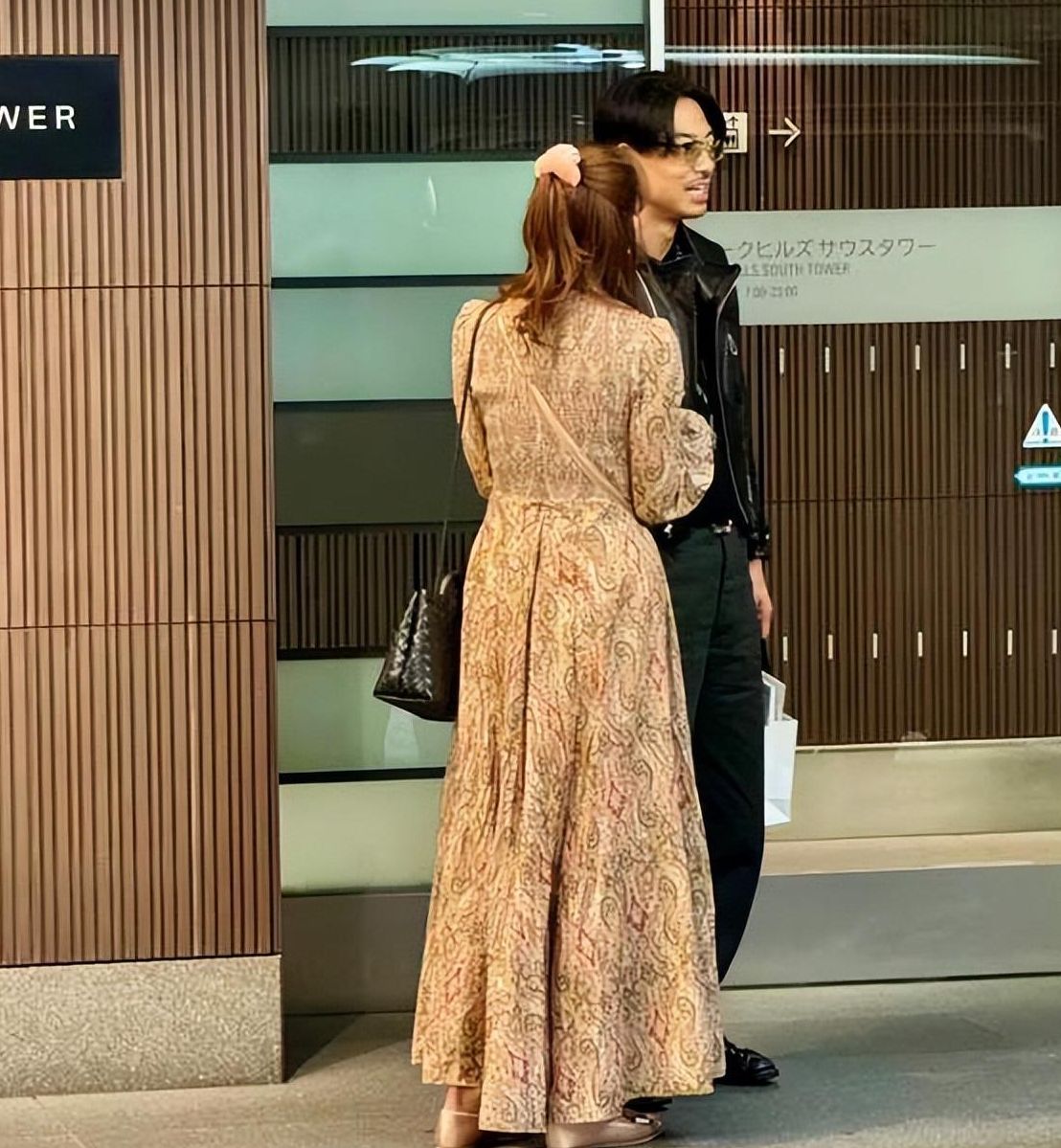 林志玲在日本被偶遇,肤色暗淡浑身肥膘,拎数万包对老公很卑微