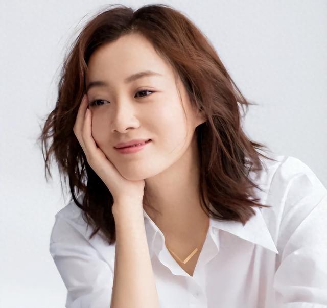 李小冉|她14岁上春晚，4次改名也没火，男友花9亿娶李小冉，她却默默成全