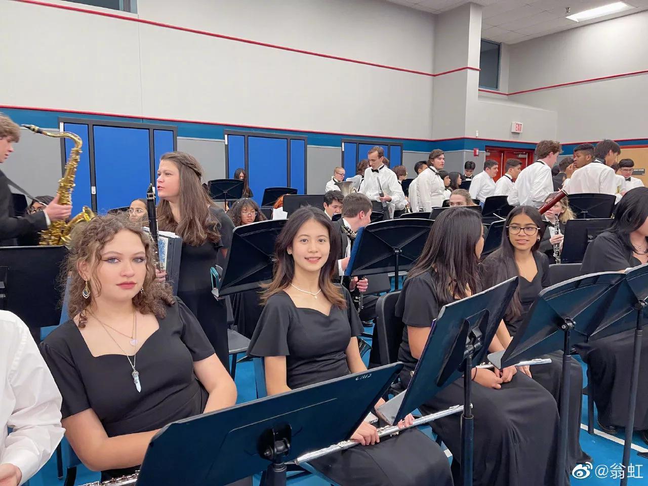 翁虹|翁虹晒一家三口合照,15岁女儿打扮成熟引热议