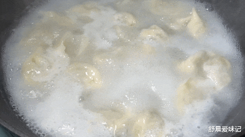 香椿芽|香椿芽不拌,不炒,和肉馅一起做饺子,鲜嫩咸香,皮薄馅大真好吃