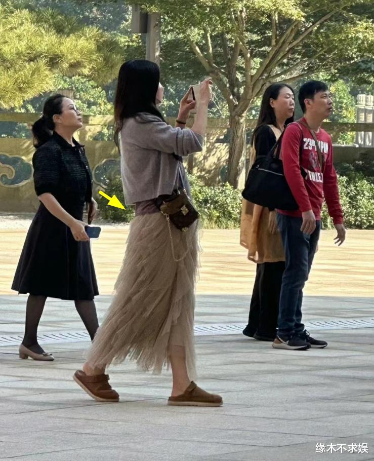 王祖贤南京再被偶遇！热情合影四处自拍，比例被嘲五五分，肚腩太大！