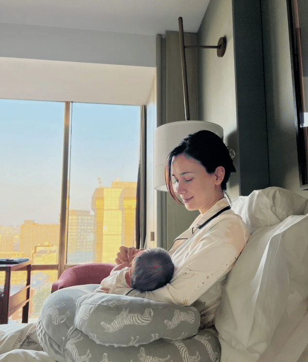 卢靖姗|卢靖姗带5个月女儿现身机场，与宝宝温柔互动，请求媒体别拍孩子