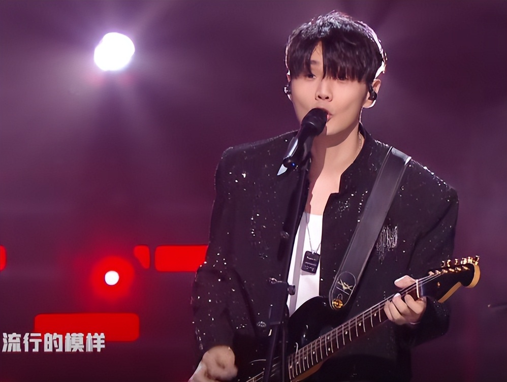 蔡国庆和萧亚轩，两个“混子”歌手，在双11晚会上彻底现了原形