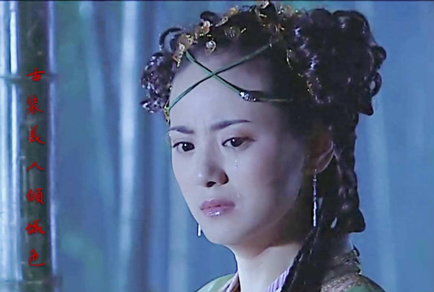 她甘心退圈做家庭主妇，却被演员丈夫抛弃，今44岁为了儿子保持单身