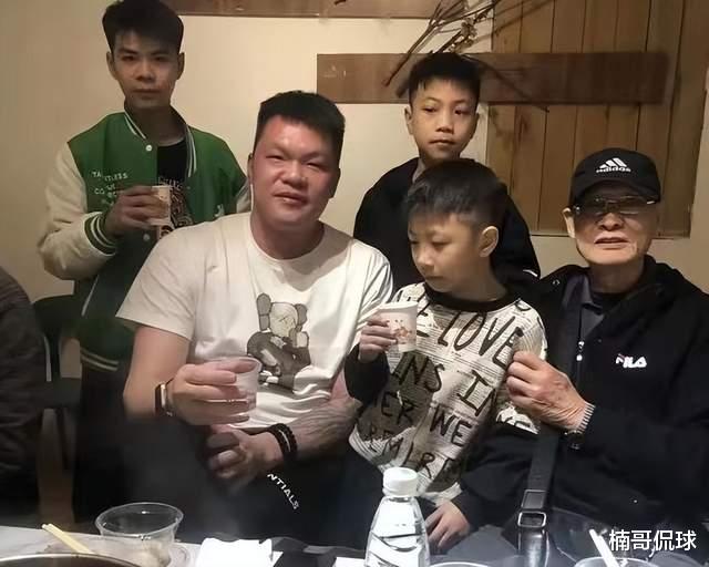 王晶|朱芳雨携2子回老家!喝酒吃肉很豪爽,前妻已同意大儿子与他交流