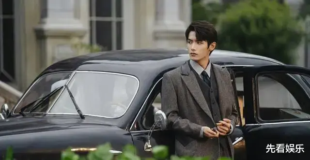 杨幂|杨幂:私密聚会被曝光,与一桌“大佬”吃饭全程笑脸相陪